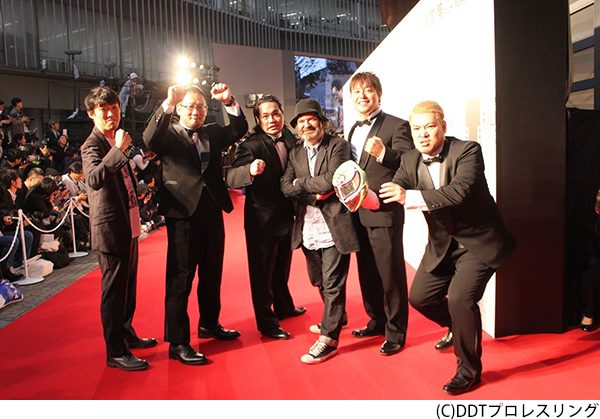 ジム・オルークが松江監督＆DDTプロレスラーたちと東京国際映画祭のレッドカーペットに出演！第29回東京国際映画祭公式出品作品『俺たち文化系プロレスDDT』は11/26より劇場公開！！